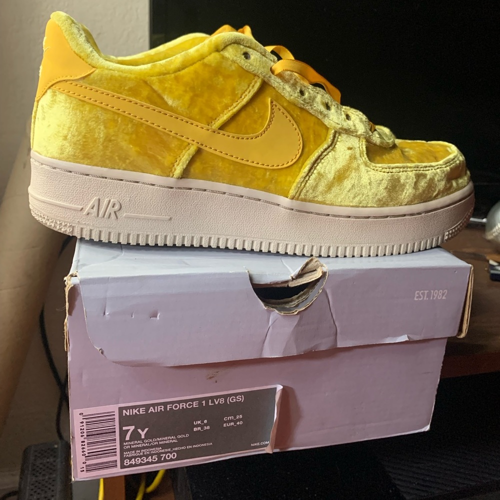 Air Force 1 LV8 GS Mineral Gold size 7Y
